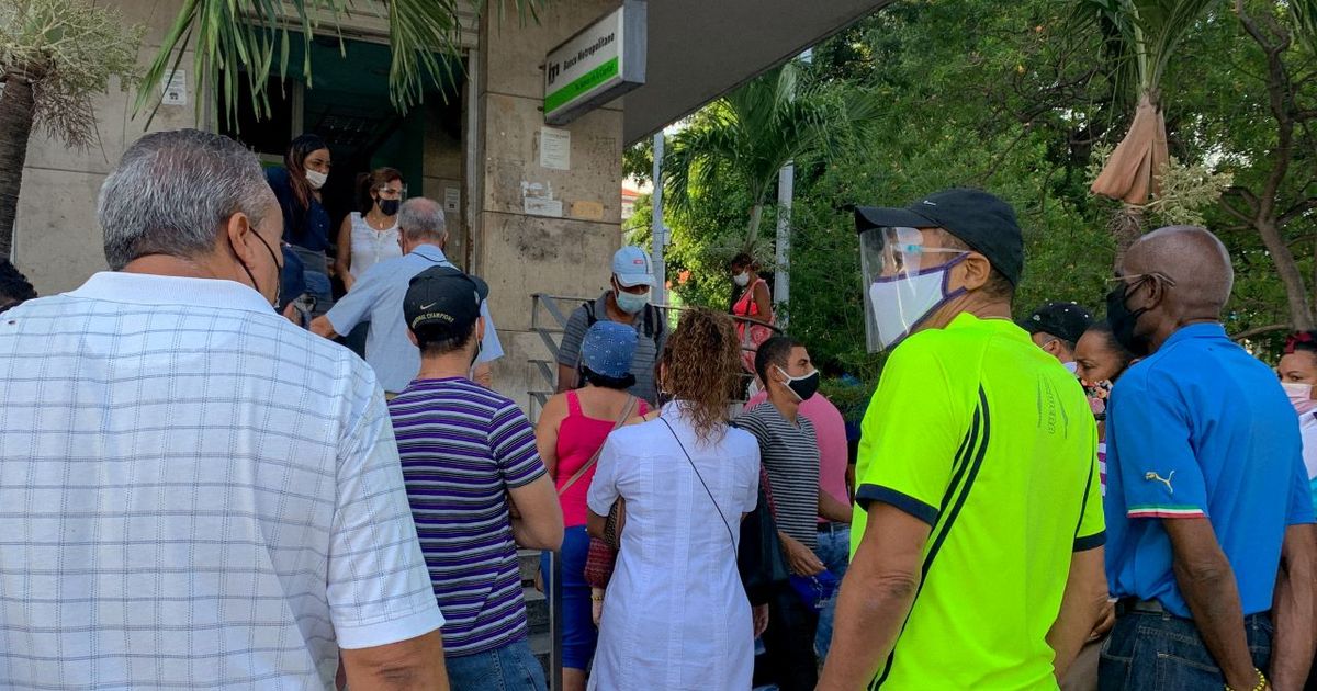 Bancos sin efectivo, cajeros vacíos y apagones impiden cobro de salarios en Cuba