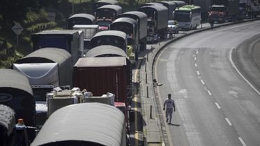Camioneros bloquean una carretera durante una protesta contra el aumento del precio del diésel en Cajicá, al norte de Bogotá, Colombia, el miércoles 4 de septiembre de 2024. (AP Foto/Iván Valencia)