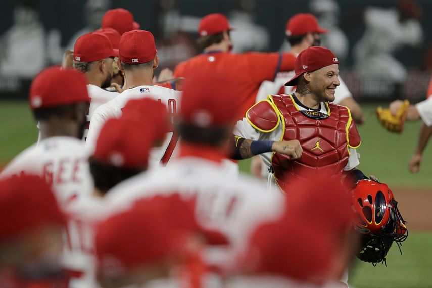 El c&aacute;tcher de los Cardenales Yadier Molina (con pechera) festeja una victoria 5-4 sobre los Piratas en San Luis el 24 de julio del 2020. Los equipos de las grandes ligas est&aacute;n realizando rastreos internos para evitar la propagaci&oacute;n del coronavirus. Los Cardenales, no obstante, tienen varios infectados.&nbsp;