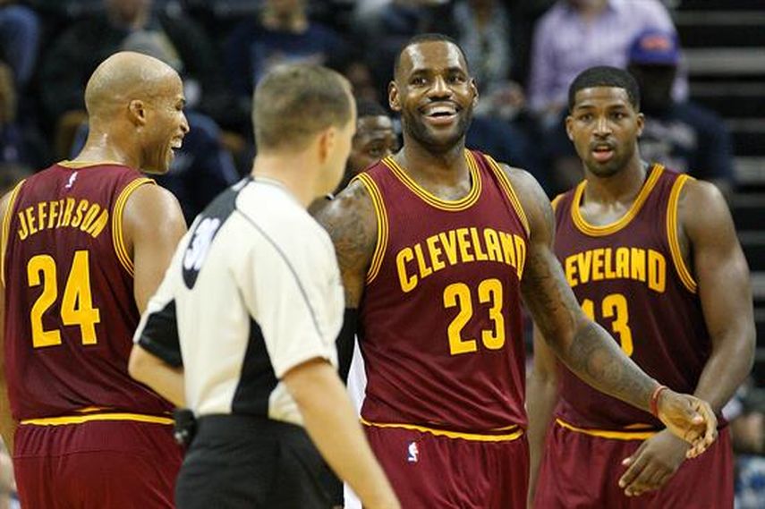 LeBron es el vigésimo jugador de la NBA con 25.000 puntos. (EFE)