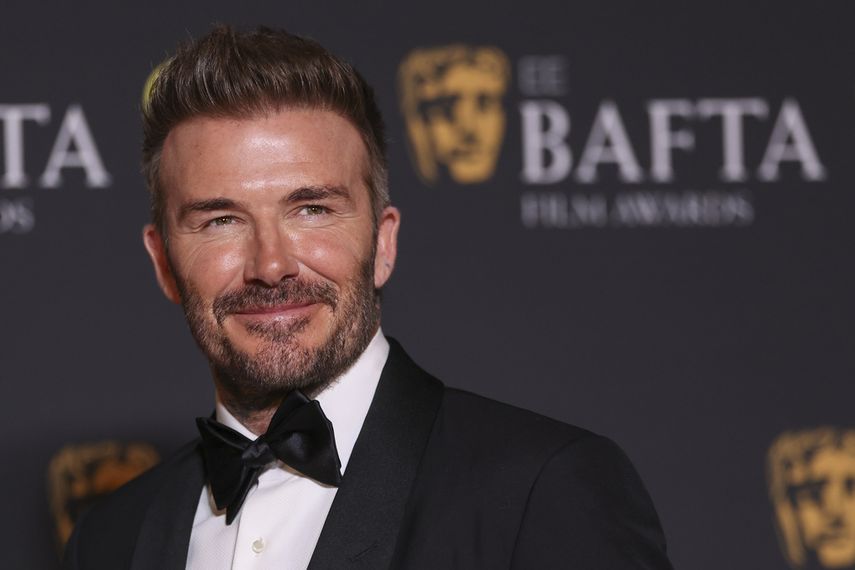 David Beckham posa a su llegada a la 77a entrega de los Premios de la Academia Británica de Cine (BAFTA) en Londres el domingo 18 de febrero de 2024.