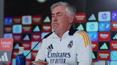 El entrenador italiano del Real Madrid, Carlo Ancelotti, ofrece una rueda de prensa en la Ciudad Deportiva del Real Madrid en Valdebebas antes de su partido de Liga contra el Mallorca, en Madrid el 13 de mayo de 2025.&nbsp;