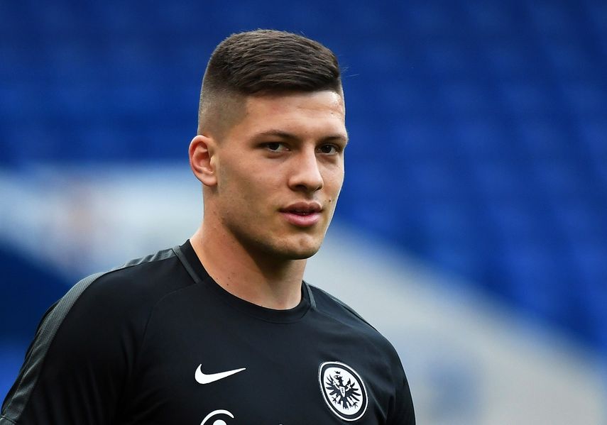 &nbsp;Jovic es un jugador al que no se le puede definir sólo por la efectividad ante la portería contraria. De hecho, no es un típico nueve de área sino un jugador que suele partir desde más atrás, lo que le dificulta el trabajo a los centrales contrarios.