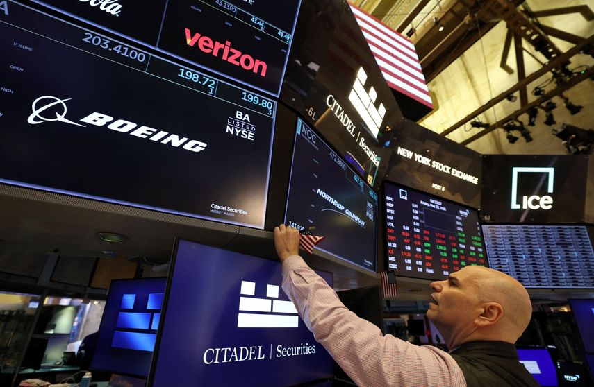 Un agente de la Bolsa de Nueva York observa las acciones del día del fabricante de aviones Boeing