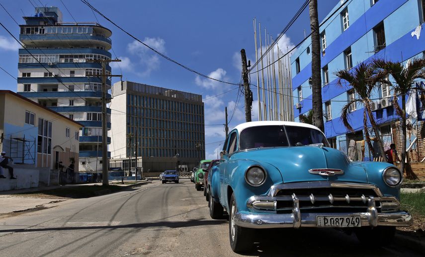 Vista parcial de la embajada de los Estados Unidos, al fondo de la calle, en La Habana.