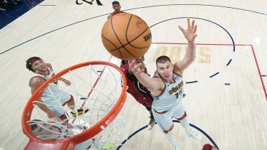 El pívot de los Nuggets de Denver Nikola Jokic y el pívot del Heat de Miami Bam Adebayo pelean por un rebote en el juego 5 de las Finales de la NBA el lunes 12 de junio del 2023.&nbsp;