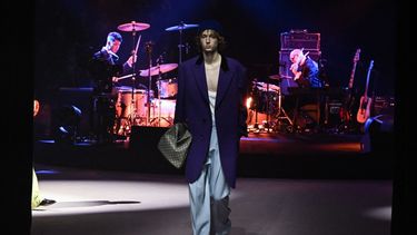 Un modelo presenta una creación para la colección de moda masculina otoño/invierno 2023/24 de Gucci en Milán el 13 de enero de 2023.