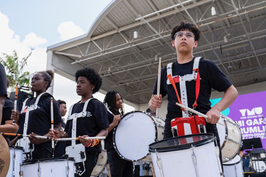 Participan diferentes agrupaciones musicales. 