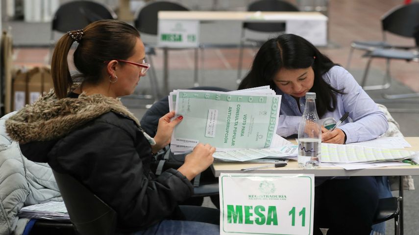 Momento del cierre de mesas durante la consulta anticorrupción en Colombia.