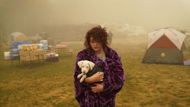 Shayanne Summers sostiene a su perro, Toph, después de permanecer varios días en una tienda de campaña en un centro de evacuación en Milwaukie-Portland Elks Lodge, el domingo 13 de septiembre de 2020, en Oak Grove, Oregon.&nbsp;