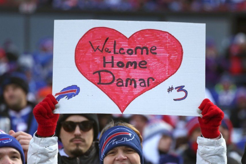 Un fanático de los Bills de Buffalo muestra un cartel con un mensaje de apoyo para Damar Hamlin (3) previo al inicio del partido de la ronda de comodines entre su equipo y los Dolphins de Miami, el domingo 15 de enero de 2023, en Orchard Park, N.Y.