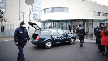 Un auto, parado delante de la cancillería tras estrellarse contra la valla de acceso al edificio donde está la oficina de Angela Merkel en Berlín, Alemania, el 25 de noviembre de 2020. La frase escrita sobre el auto dice: Paren la política de globalización.&nbsp;
