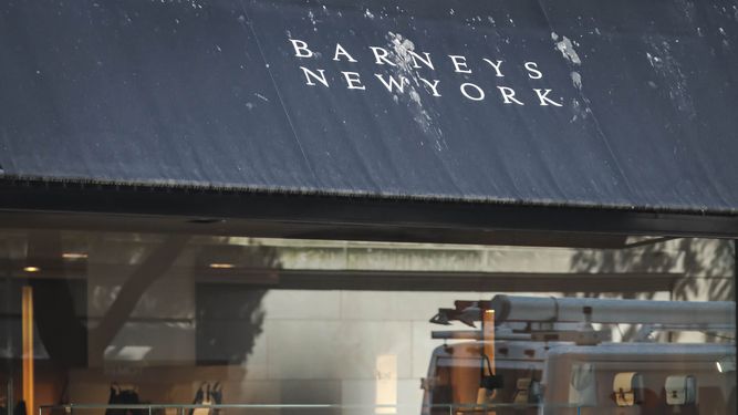 Un peat&oacute;n se ve reflejado en el escaparate de una tienda de los almacenes Barneys en Nueva York. La empresa ha solicitado protecci&oacute;n federal por bancarrota, por lo que se ha vuelto la &uacute;ltima cadena minorista golpeadas por los costos inmobiliarios y la migraci&oacute;n de los clientes a las compras por internet.