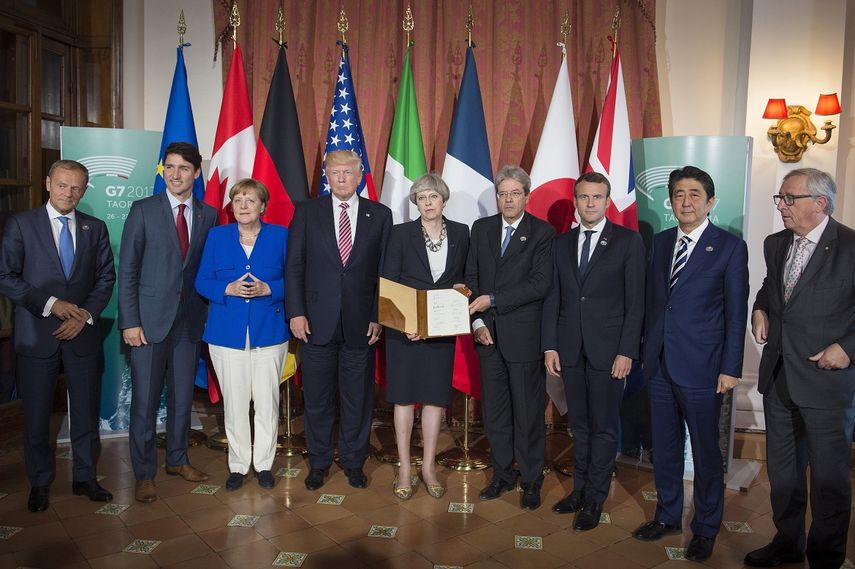 Fotografía cedida por la Oficina Federal alemana de Información y Medios, que muestra (i-d) al presidente del Consejo Europeo, Donald Tusk, al primer ministro canadiense, Justin Trudeau, a la canciller alemana, Angela Merkel, al presidente de los EEUU, Donald Trump, a la primera ministra de Reino Unido, Theresa May, al primer ministro italiano, Paolo Gentilioni, al presidente francés, Emmanuel Macron, al primer ministro japonés, Shinzo Abe, y al presidente de la Comisión Europea, Jean-Claude Juncker.