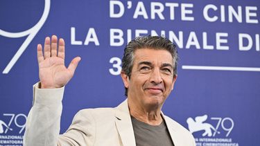 El actor argentino Ricardo Darin posa el 3 de septiembre de 2022 durante una sesión de fotos de la película Argentina, 1985 presentada en la competencia Venezia 79 como parte del 79 Festival Internacional de Cine de Venecia en Lido di Venezia en Venecia, Italia.  