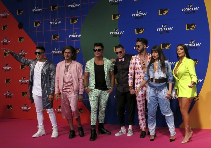 En esta fotografía del 21 de junio de 2019 el elenco de la sexta temporada del reality “Acapulco Shore” posa en la alfombra de los premios MTV MIAW en la Ciudad de México.&nbsp;