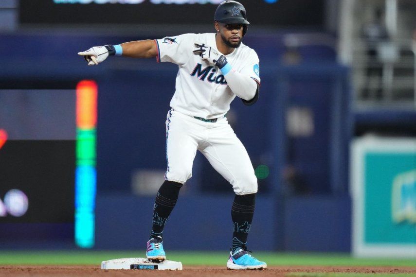 Otto López, de los Marlins de Miami, celebra luego de conectar un doble ante los Mets de Nueva York, el 23 de mayo de 2026.