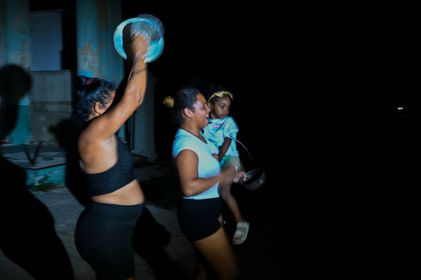 Mujeres salen a las calles cacerola en mano a protestar contra la dictadura de Miguel Díaz-Canel exigiendo el reestablecimiento de la luz.&nbsp;