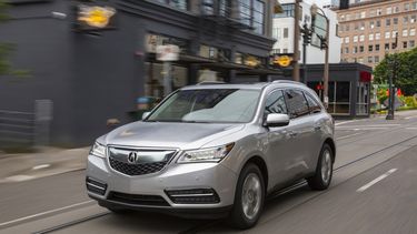 El MDX es impulsado por un motor V6 de 3.5 litros que produce 290 caballos de fuerza y 267 libras -pie de torque.