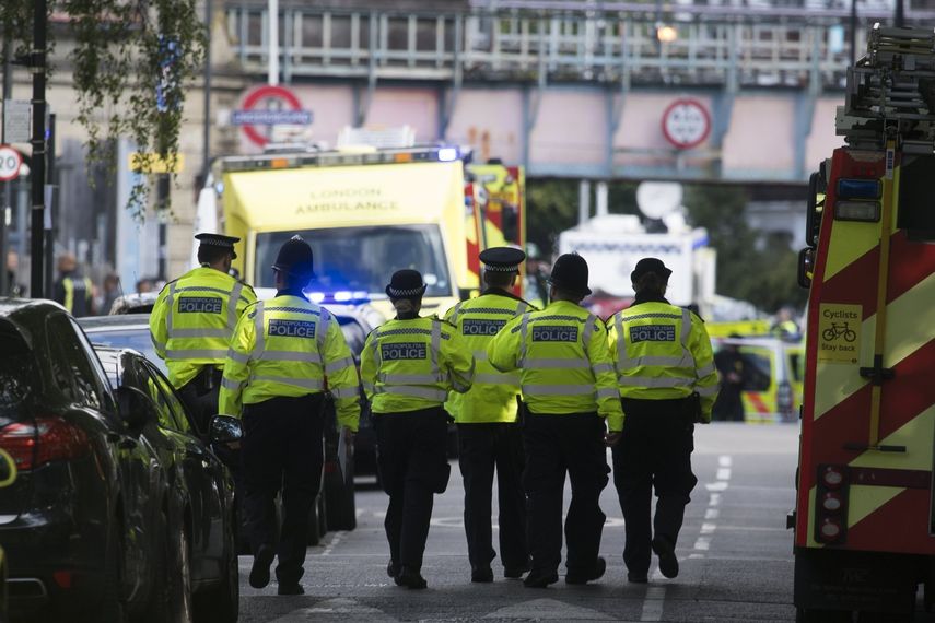Miembros de los servicios de emergencia acordonan la zona de la estación de metro Parsons Green en&nbsp;Londres&nbsp;(Reino Unido).&nbsp;