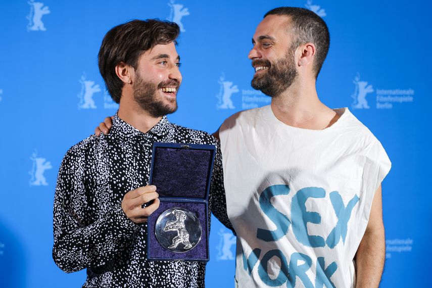 El realizador Manuel Abramovich y el productor bogdan Georgescu muestran el Oso de Plata que la Berlinale otorgó al filme Blue Boy.&nbsp;