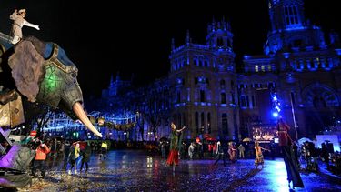 Artistas participan en el desfile tradicional de los Reyes Magos, en la víspera de la celebración de la Epifanía, en Madrid el 5 de enero de 2022.