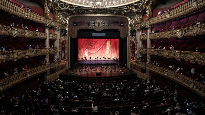 La gente espera en el Palacio Garnier el 13 de julio de 2020 en París.