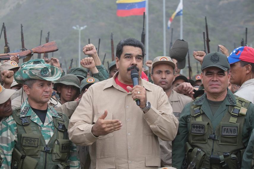 Rodeado de soldados con fusiles en alto, Maduro coordinó la última jornada de las maniobras Independencia 2016, en las que convocó a las unidades militares para prepararse ante las amenazas externas (EFE)
