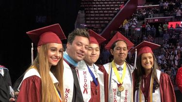 El presentador de televisión junto a varios estudiantes en su graduación.&nbsp;