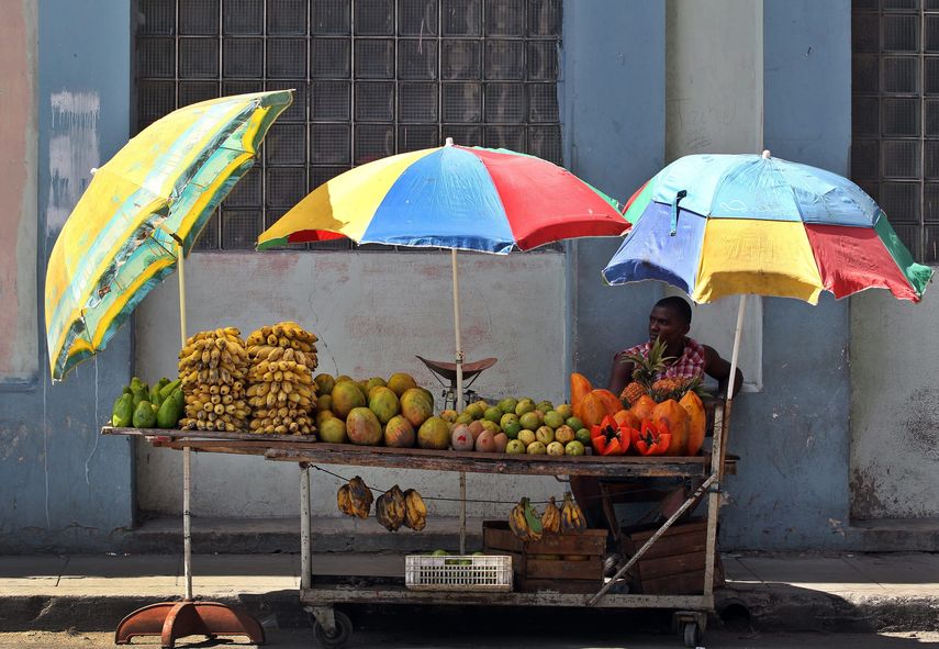 Los carretilleros cubanos llevan hasta los barrios los productos agrícolas.
