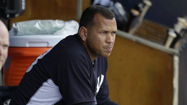 Rodríguez mira una de las prácticas del equipo en Tampa. (AP)