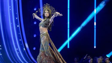 Miss India, Shweta Sharda, participa en la competencia de vestimentas nacionales en el concurso de belleza Miss Universo en San Salvador, 16 de noviembre de 2023.&nbsp;