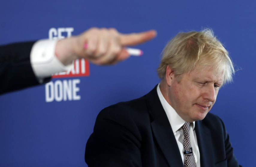 El canciller del ducado de Lancaster Michael Gove, a la izquierda, se&ntilde;ala con la mano durante una conferencia de prensa con el primer ministro brit&aacute;nico, Boris Johnson, en Londres, el viernes 20 de noviembre de 2019.&nbsp;