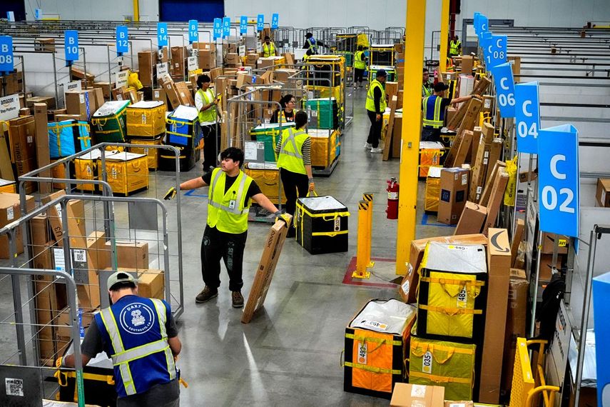 Empleados de Amazon trabajan en un centro de distribución.