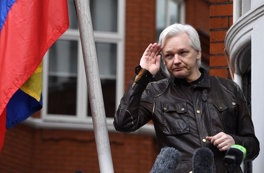 El fundador de WikiLeaks Julian Assange&nbsp; desde un balcón de la Embajada de&nbsp;Ecuador&nbsp;en Londres (Reino Unido) en el&nbsp; 2017.&nbsp;&nbsp;