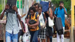 Ciudadanos haitianos huyen de sus vecindarios después de que bandas armadas aterrorizaran las áreas de Delmas 24 y Solino en mayo de 2024