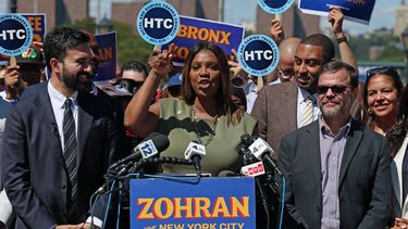 La fiscal general de Nueva York Letitia James, hace campaña por el socialista candidato a la alcaldía de la Gran Manzana, Zohran Mamdani.  La fiscal general de Nueva York Letitia James, hace campaña por el socialista candidato a la alcaldía de la Gran Manzana, Zohran Mamdani.