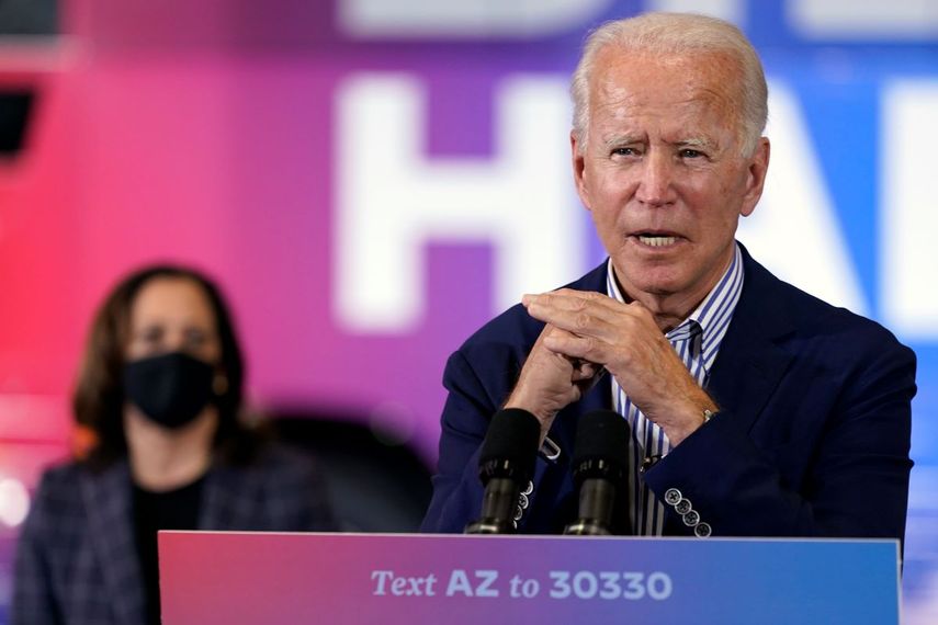 El candidato presidencial demócrata Joe Biden habla y la candidata a vicepresidenta Kamala Harris escucha en un acto en el sindicato de carpinteros en Phoenix, 8 de octubre de 2020.&nbsp;