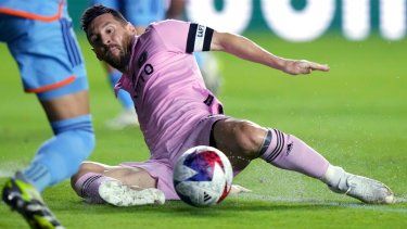 El argentino Lionel Messi, del Inter Miami, cae al césped durante el partido ante el New York City FC, el viernes 10 de noviembre de 2023, en Fort Lauderdale, Florida.