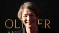 La actriz inglesa y expolítica Glenda Jackson posa en la alfombra roja a su llegada para asistir a los Premios Laurence Olivier 2017 en Londres el 9 de abril de 2017.
