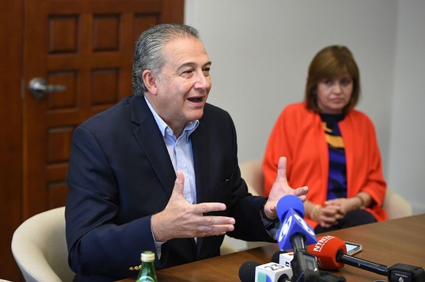 El general Oscar Naranjo en su intervención en el Consulado de Colombia, en Miami. Lo acompaña la cónsul, Marta Lucía Jaramillo. (ALVARO MATA)