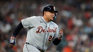 El venezolano Miguel Cabrera, de los Tigres de Detroit, recorre las bases tras conectar un doblete en el juego del sábado 7 de mayo de 2022, ante los Astros de Houston.