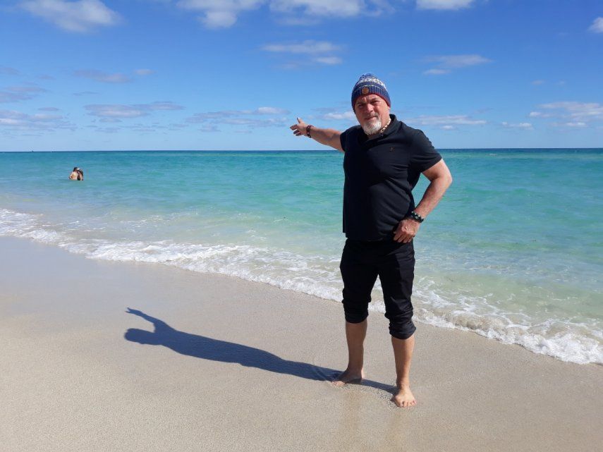 Nino Fraguela busca la Triple Corona Mundial de Natación y para coordinar su preparación estuvo en Miami Beach el 17 de enero del 2023.