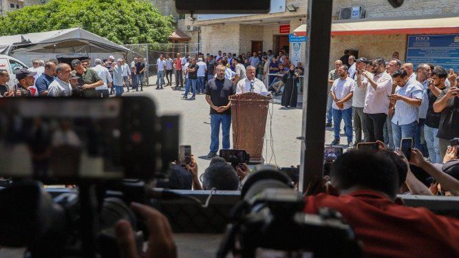 Ismail al-Thawabta (CR), jefe de la oficina de prensa del grupo terrorista Hamás, ofrece una rueda de prensa en el Hospital Al-Aqsa en Deir al-Balah, en el centro de la Franja de Gaza, el 6 de julio de 2026.&nbsp;&nbsp;