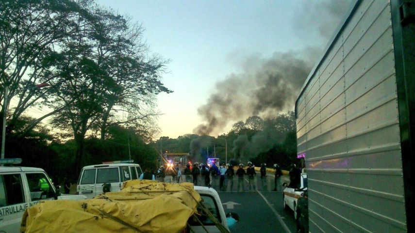 Un piquete policial impide la circulación de vehículos hacia la localidad venezolana San Juan de los Morros, ubicada en el estado Guárico.