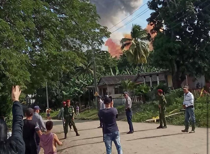 Militares controlan el paso de personas tras las explosiones en una base militar en Holguín, Cuba.&nbsp;