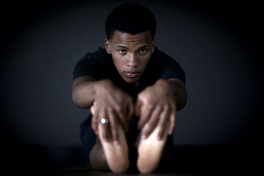 El bailarín brasileño Dyhan Cardoso se estira durante su último ensayo en Belo Horizonte, Brasil, el 3 de octubre de 2023, antes de viajar a Estados Unidos para bailar en la Atlanta Ballet Company.&nbsp;