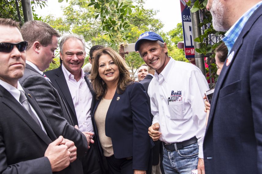 El aspirante a la vicepresidencia de los Estados Unidos, por el partido demócrata, Tim Kaine , estuvo en el inicio del voto anticipado en la ciudad de Doral en Miami-Dade, en el estado de la Florida