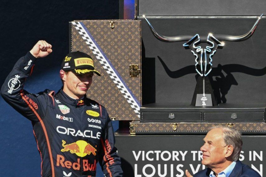 El piloto holandés Max Verstappen, ganador de la carrera de Red Bull Racing, llega al podio mientras el gobernador de Texas, Greg Abbott, observa al final del Gran Premio de Fórmula 1 de los Estados Unidos en el Circuito de las Américas en Austin, Texas, el 19 de octubre de 2025.&nbsp;