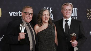 De izquierda a derecha: el productor estadounidense Charles Roven, la productora británica Emma Thomas y el director británico Christopher Nolan, ganadores del premio a la Mejor película por Oppenheimer, posan en la sala de prensa durante la 29ª edición de los Critics Choice Awards en el Barker Hangar de Santa Mónica, California, el 14 de enero de 2024.